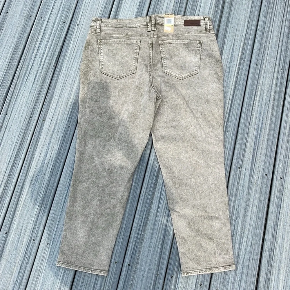 NWT DKNY - Mercer Skinny washed moss green colored jeans - size 18W
